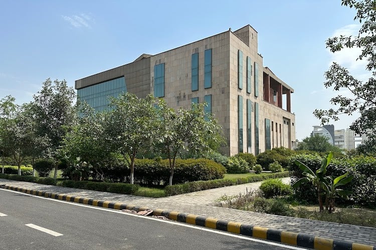 IIM Lucknow (Noida Campus) Campus: Photos, Virtual Tour