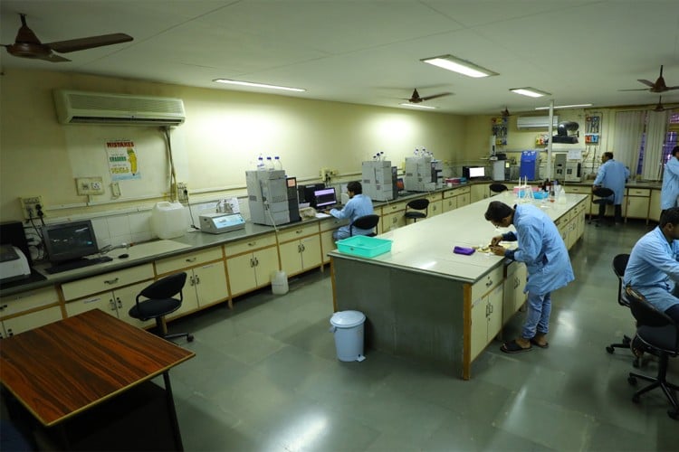 Shree Dhanvantary Pharmacy College, Surat