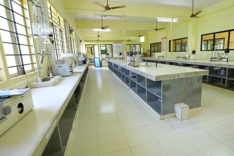 Shree Dhanvantary Pharmacy College, Surat