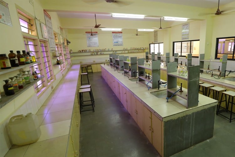 Shree Dhanvantary Pharmacy College, Surat